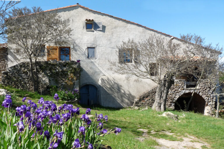Vue extérieure du gîte Albarons sur le Larzac